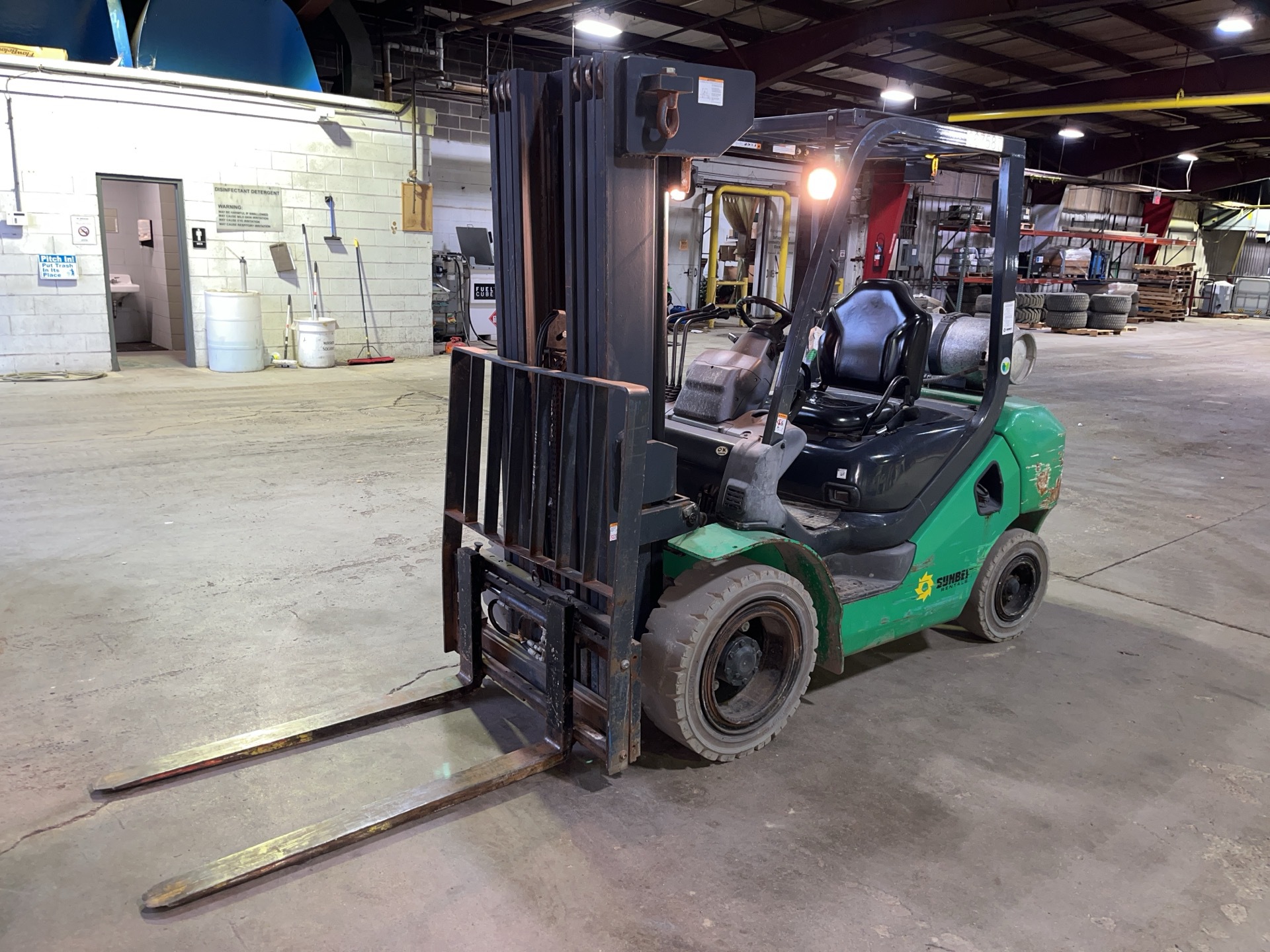 2014 Komatsu FG30HT-16 2100 lb Pneumatic Tire Forklift