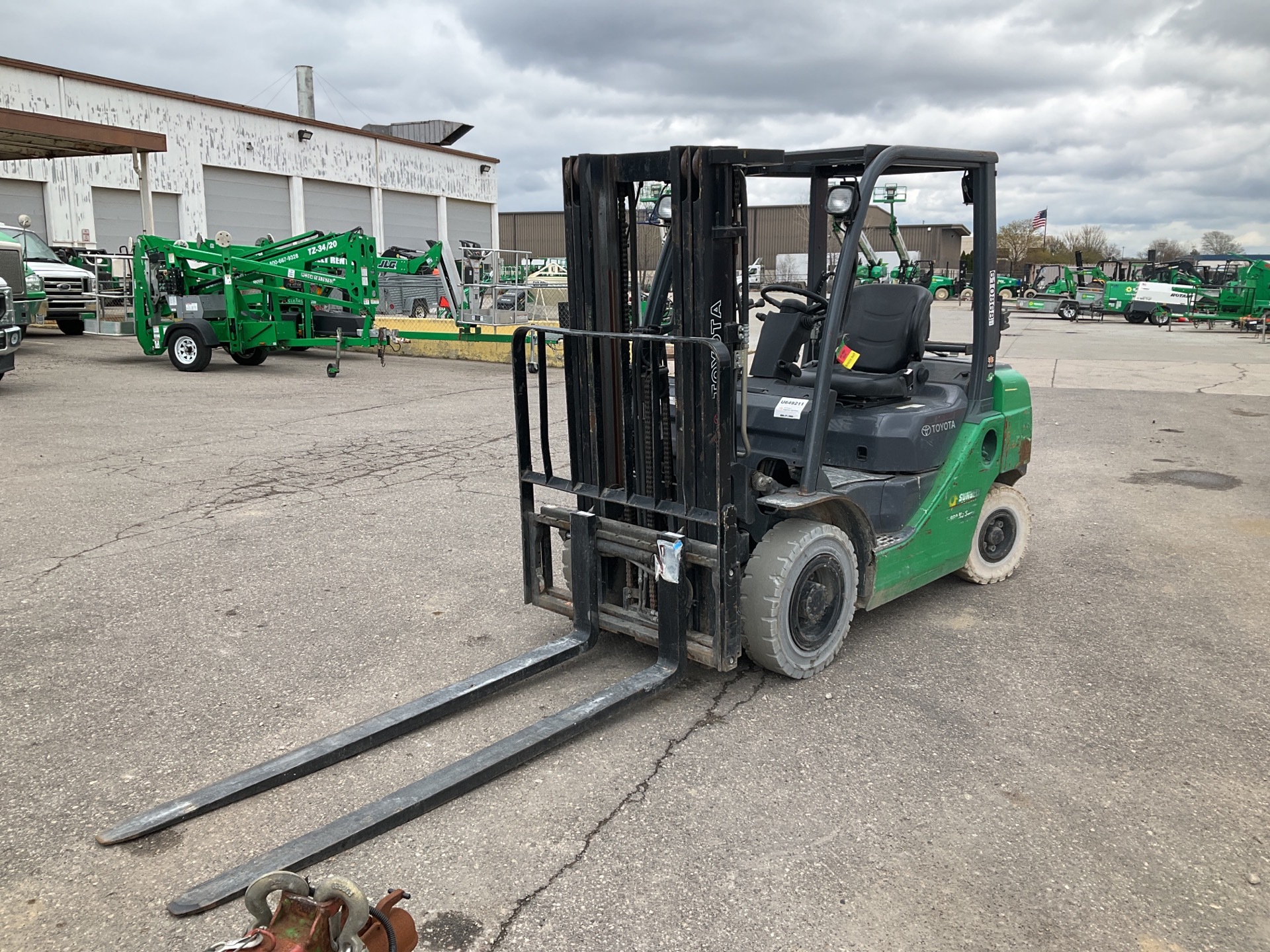 2014 Toyota 8FGU25 4750 lb Pneumatic Tire Forklift