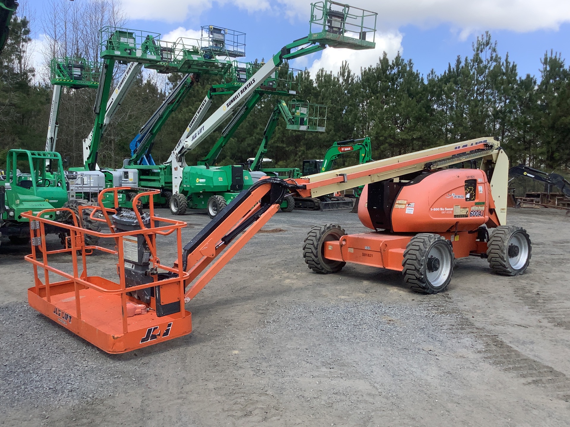 2014 JLG 600AJ 4WD Dual Fuel Articulating Boom Lift