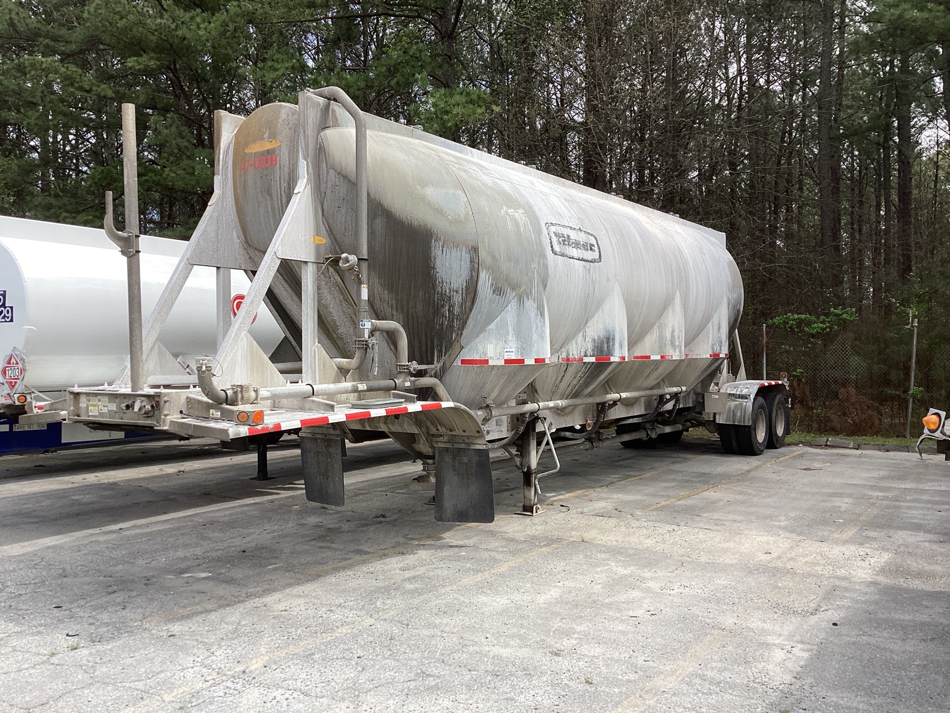 2015 JLTL T/A Pneumatic Bulk Trailer