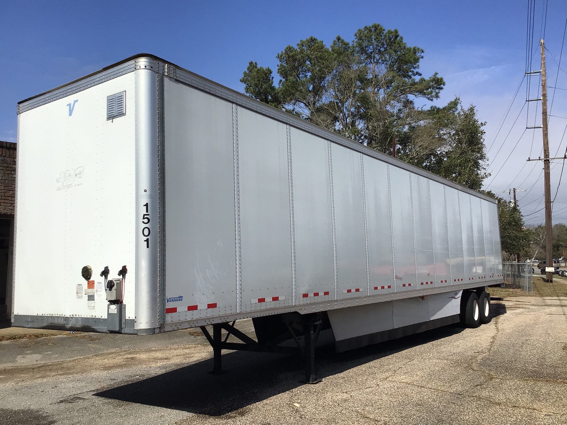 2015 Vanguard VXP 53 ft x 102 in T/A Van Trailer