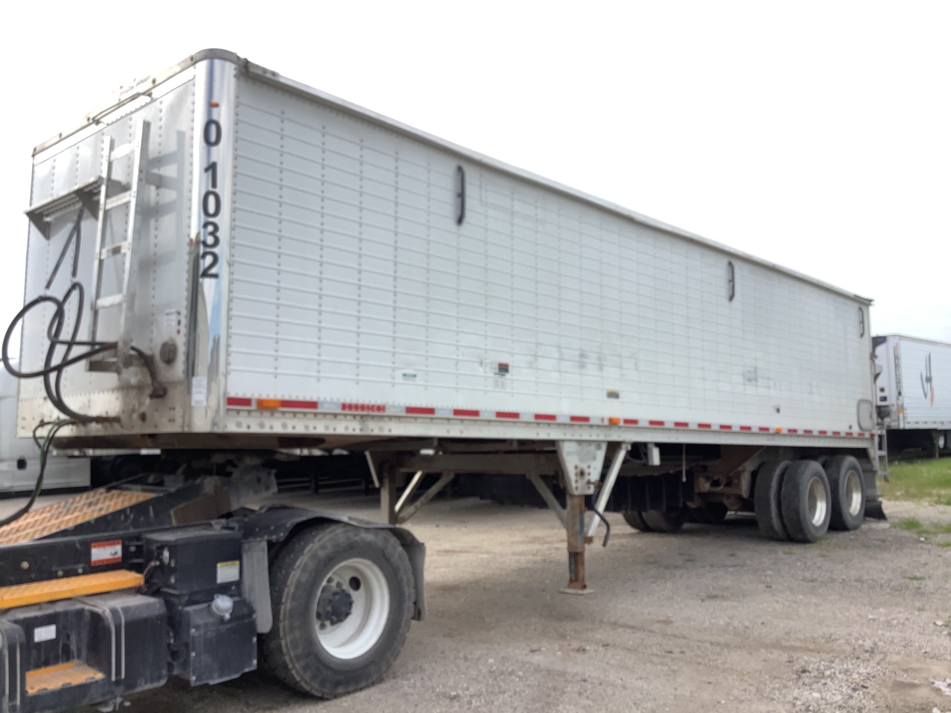 2016 Wilson 36 ft x 102 in T/A Live Bottom Trailer